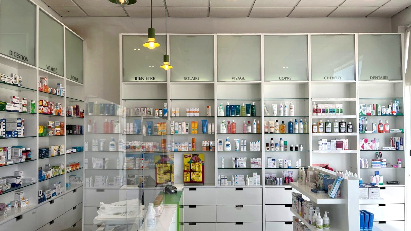 Intérieur de la Pharmacie Bab Echifa — espace parapharmacie